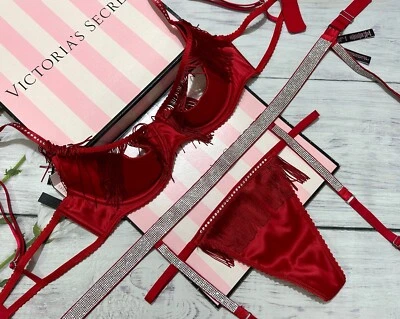Conjunto de sujetador y tanga Victoria's Secret con flecos abiertos cuarto de copa brillante rojo 3 piezas Foto 1 de 4