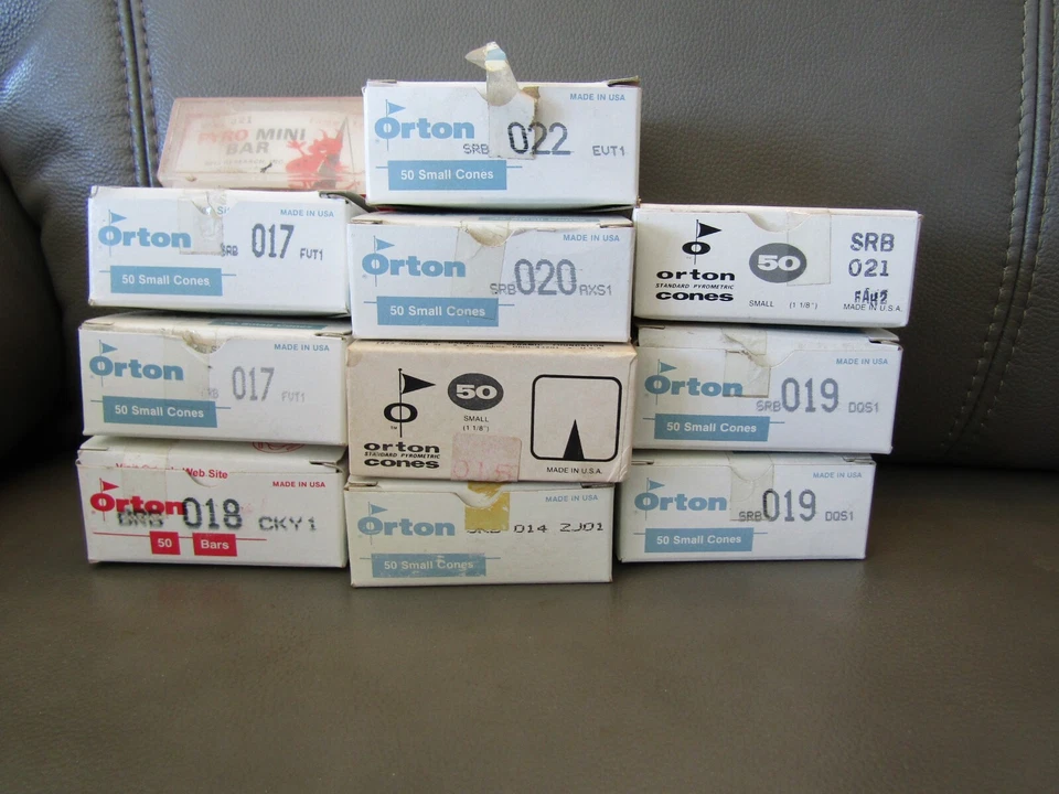 Gran surtido de conos pequeños Orton, vidrio fundido, calcomanías, pintura china Foto 1 de 1