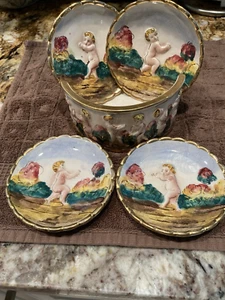 Lot de 4 assiettes hors d'œuvre chérubins vintage en porcelaine de Capodimonte avec support - Photo 1 sur 7