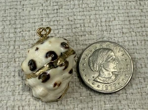 Gold Painted Shell Pendant~11.8g - Picture 1 of 4