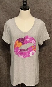 LOT Of 2 Hanes Women's Short Sleeve V-neck Graphic Floral Tee Shirt Large New - Picture 1 of 9