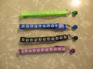 Lote de (4) Collares Ajustables Gato Mascota Cachorro ¡con Campanas! Estampado Breakaway Paw, EE. UU. - Imagen 1 de 8