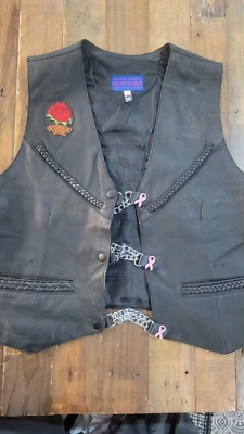 Chaleco de 3 botones trenzado Harley Sturgis parcheado vintage raro de cuero de motociclista Montana Foto 1 de 4