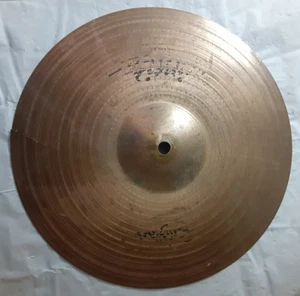 Cappello alto scimitarra Zildjian vintage 14 pollici *ROTTO e qualche portachiavi - Foto 1 di 4