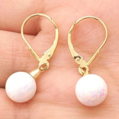 Pendientes colgantes de oro amarillo de 14K de 8 mm con forma de bola de ópalo de fuego blanco con cierre de palanca de 1" Foto 1 de 4