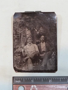 Foto vintage tipo latta di famiglia seduta e in piedi, una stampella che tiene - Foto 1 di 2