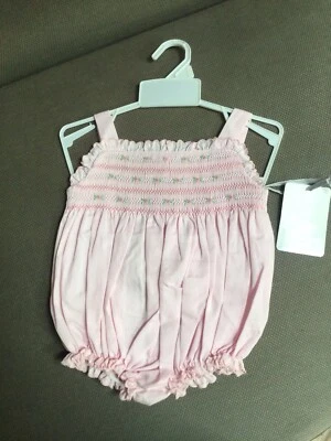 Nuevo con etiquetas Niñas Carriage Boutique Calado Sin Mangas Burbuja con Sombrero Talla 6m Rosebuds Foto 1 de 4