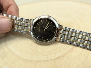 Mens Seiko two tone carbon fiber dial quartz wrist watch V701-7A60 - Imagen 1 de 12