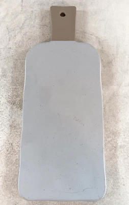 Hogar y mano con tabla de servir de gres magnolia cena fiesta comida Foto 1 de 4