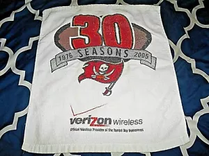 TAMPA BAY BUCCANEERS NFL GAME HAND TOWEL 30 SEASONS 1976-2005 16-1/2" X 14" - Bild 1 von 4