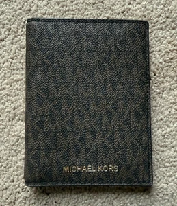 Cartera porta pasaporte de viaje Michael Kors Jet Set marrón logotipo de firma nueva sin etiquetas - Imagen 1 de 3