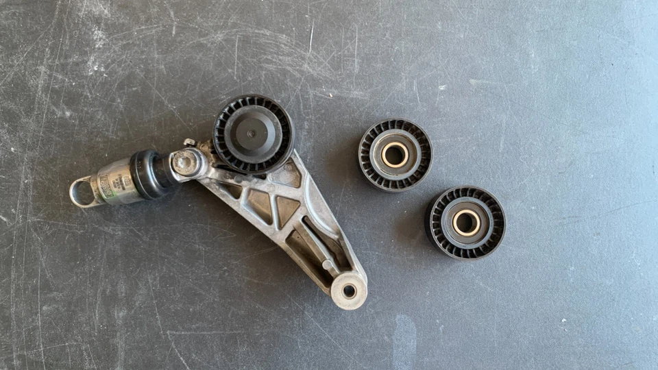 Tensor de correa de transmisión para Jeep Wrangler JK 2012-2018 3,6 L V6 con polea 4627038AA Foto 1 de 1