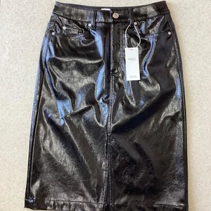 BNWT Ladies M&S Black Faux Leather Wet Look Skirt Size 8 R (444B) - Picture 1 of 6