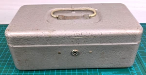 VINTAGE CCC TOP PRODUCTS METAL TACKLE FISHING TOOL CASH BOX LOCKING NO KEY PLANO - Picture 1 of 7