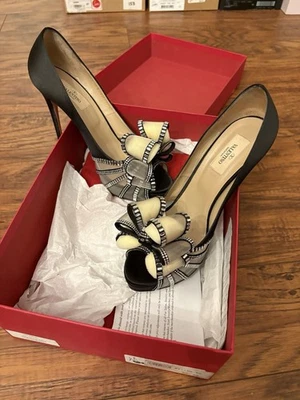 Auténticos zapatos de salón Valentino de cinta negra malla apedreada talla 39 Foto 1 de 4