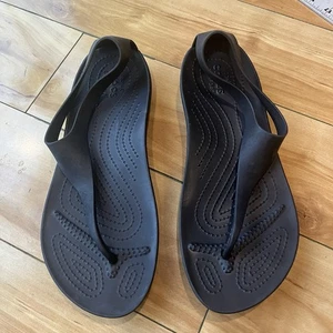 Crocs Serena Sexi Damen-Sandalen Größe 9 schwarz Riemen Fersenriemen Flip-Flop Komfort - Bild 1 von 6