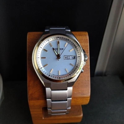 Reloj Citizen Attesa AT6074 56A Titanio Bisel Dorado Esfera Blanca Lujo Foto 1 de 4