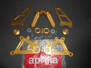 NUEVO ORIGINAL APRILIA RSV1000 04-08+TUONO 06-09 KIT DE REPOSAPIÉS AJUSTABLE AP8793686 - Imagen 1 de 2