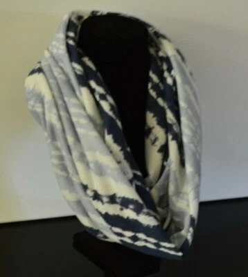 Mujer Infinity Bufanda Hecha a Mano Nueva Azul Blanco Suave Algodón Tejido Elástico  Foto 1 de 4