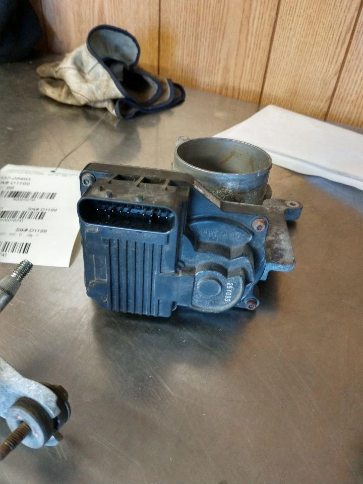 Conjunto de cuerpo/válvula del acelerador Chevy Equinox 06 Foto 1 de 1