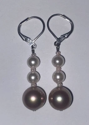 Pendientes colgantes rosa claro con caparazón de perlas de vidrio y perlas de acero inoxidable con cierre de palanca Foto 1 de 4