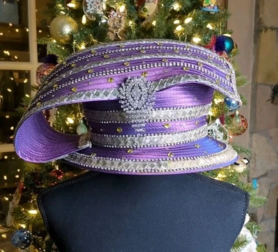 Sombrero de Colección Donna Vinci Couture Adornos de Estrás Amatista, Con Caja Foto 1 de 4