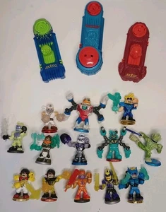 Lote de figuras y 3 controladores Akedo Ultimate Arcade Warriors - Imagen 1 de 5
