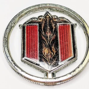 Chevrolet Malibu década de 1970 cromo capó adorno emblema insignia dañada 2,5" de colección E2 - Imagen 1 de 5