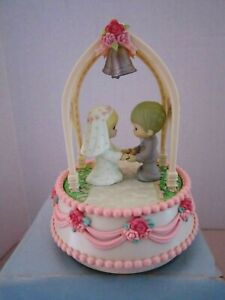 PRECIOUS MOMENTS BRIDE & GROOM WEDDING CAKE TOP music box "CLOSE TO YOU" ENESCO