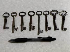 Vintage Skeleton Keys, lot of 8 Metal Keys - Picture 1 of 2