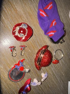 Vintage Red Hat Society gemischtes Set Pins Schlüsselanhänger Ohrringe tragbar/Handwerk - Bild 1 von 13