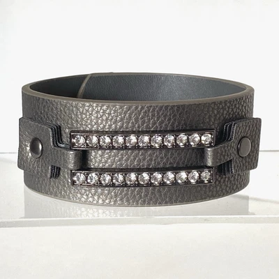 Brazalete envolvente Paparazzi Street Glam Gunmetal blanco estrás imitación cuero Foto 1 de 3