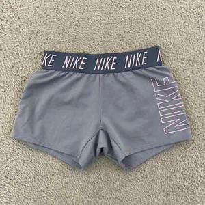 Nike Shorts Girl's M Dry Fit Training Gray Pink Active Stretch Workout 4" Sport - Picture 1 of 7