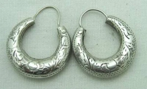 PRETTY ESTATE STERLING SILVER HUGGIE HOOP EARRINGS with STAMPED DETAIL, 5/8" - Picture 1 of 6