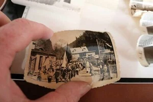 8 tolle alte Fotos - DDR - Festmarsch ? 1. Mai ??  - Ort ??   50-60er Jahre  - Bild 1 von 1