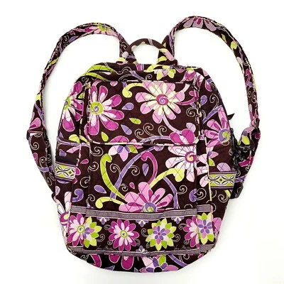 Vera Bradley 五颜六色的绗缝背包 钱包 花 粉色 绿色 棕色 背景 — 第 1/4 张图片