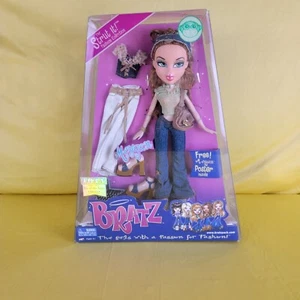 SELTEN NEU IM KARTON Meygan Bratz Puppe Strut It grüne Augen Denim Stirnband Outfits Y2k Poster - Bild 1 von 18