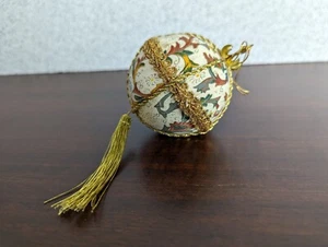 DEPT 56 Weihnachtsschmuck runde Kugel Stoff Gold Quaste Fleur de Lis Top - Bild 1 von 11