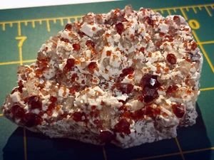 Rauchquarz Cluster mit Spessartin Granaten & Glimmer auf Mikroklin Mtx. - China - Bild 1 von 12