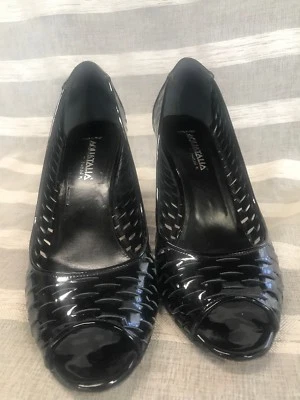 Zapatos de salón Aquatalia para mujer Peep Toe detalle corte láser charol negro talla 9 EE. UU. Foto 1 de 4