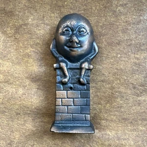 Banco de hierro fundido Humpty Dumpty sentado en una pared de ladrillo 5,5" - Imagen 1 de 18