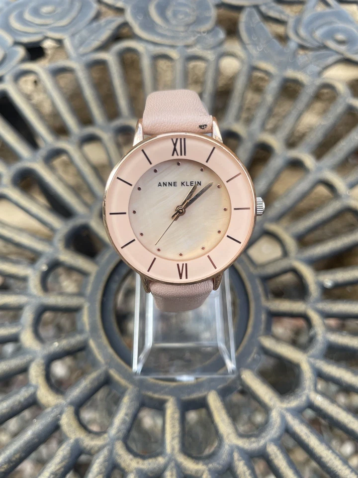 Reloj Anne Klein Rubor y Oro Rosa Madreperla Cuero Batería Nueva Foto 1 de 2