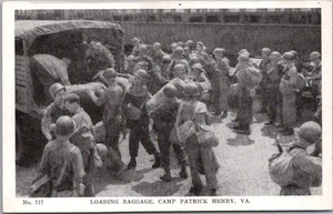 Postal de Patrick Henry Virginia "Cargando equipaje" Base del Ejército de Estados Unidos del campamento de la Segunda Guerra Mundial de la década de 1940 - Imagen 1 de 2