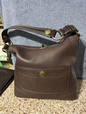 Bolsa Hobo Coach Chelsea Pebbled North South Turn Lock em Marrom Escuro 769-10947 - Imagem 1 de 4
