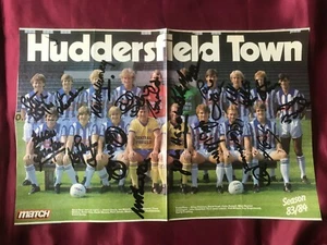 18 Autographs HUDDERSFIELD TOWN FC 83/84-Stonehouse/Buxton-handsigned Poster! - Picture 1 of 5