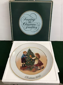 Avon 2nd Edition 1982 Christmas Memories "Keeping The Christmas Tradition" Plate - Picture 1 of 3