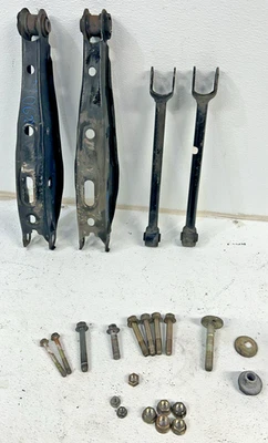 Brazos de control inferiores traseros Lexus IS300 2001-2005 con 2 pernos laterales de brazo OEM Foto 1 de 4