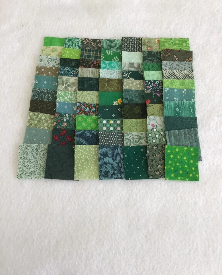 50 DIFERENTES CUADRADOS DE EDREDÓN DE TELA CALICÓ VERDE 1 1/2 PULGADAS - MUCHOS VINTAGE Foto 1 de 1