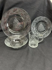 Arcoroc Christmas HOLLY TREE Glass 4 Pc Place Set Dinner/Salad Plate Bowl Mug - Picture 1 of 17