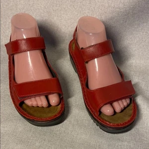 Sandales en cuir rouge Naot design minimaliste semelle rembourrée. Taille 39-8 - Photo 1/9